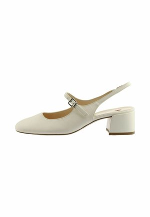 Zapato slingback de cuero color crema con tacón bajo de bloque y correa ajustable con hebilla sobre el empeine.