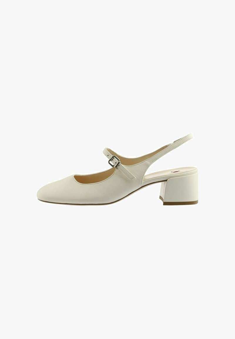 Cremefarbener Lederslingback-Schuh mit niedrigem Blockabsatz und verstellbarem Schnallenriemen über dem Spann.