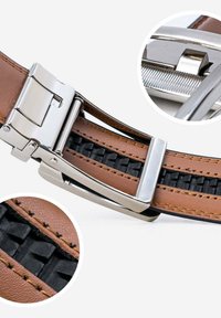 Ceinture en cuir marron avec une boucle en métal argenté. Présente une section en caoutchouc noir texturé et des coutures contrastantes le long des bords.