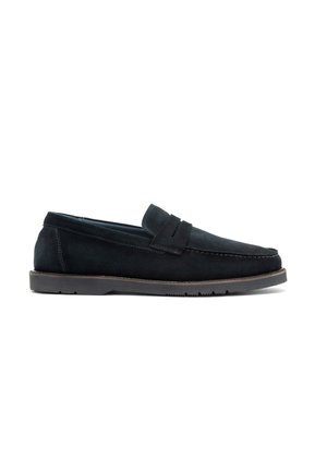 Mocassins en daim noir avec une profil bas, dotés d'un empeigne brodée et d'une semelle marron contrastante. Texture lisse, bout arrondi pour plus de confort.
