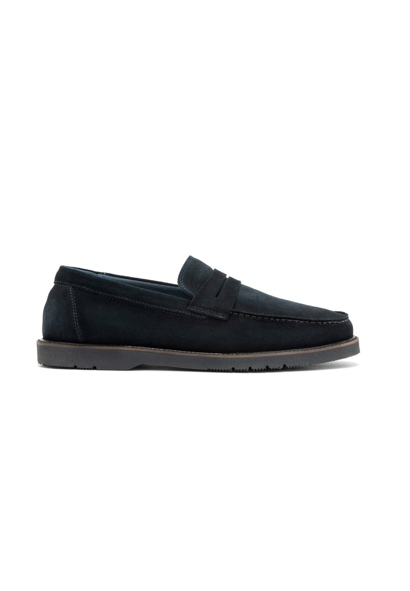 Loafers din suede negru, cu un profil redus, având un vamp cusut și o talpă contrastantă, maro. Textură netedă, vârf rotunjit pentru confort.
