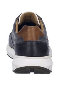 Herren-Sneaker aus dunkelblauem Leder mit braunem Lederakzent an der Ferse, textiler Innenausstattung, weißer Sohle und strukturiertem Oberflächendetail.