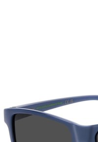 Occhiali da sole navy con montatura in policarbonato riciclato. Presentano lenti scure, un design angolare e testo verde visibile all'interno della montatura.