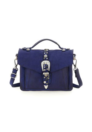 Borsa a mano in pelle blu navy con patta, fibbia decorativa e accenti metallici. Presenta una maniglia superiore e una tracolla rimovibile.