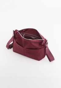 Bordeauxfarbene Leder-Umhängetasche mit Reißverschluss, ausgestattet mit zwei Fronttaschen und einem breiten, verstellbaren Schulterriemen. Glatte Textur und elegantes Design.