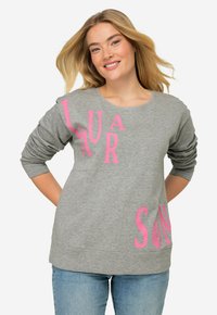 Grå sweatshirt med rosa blockbokstäver "LAUR" och "SON" tryckta på framsidan. Har långa ärmar och rund halsringning.