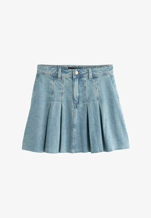Lichtblauwe denim rok met plooien, voorzien van een knoopsluiting en riemlussen. De stof heeft een licht gestructureerde afwerking.
