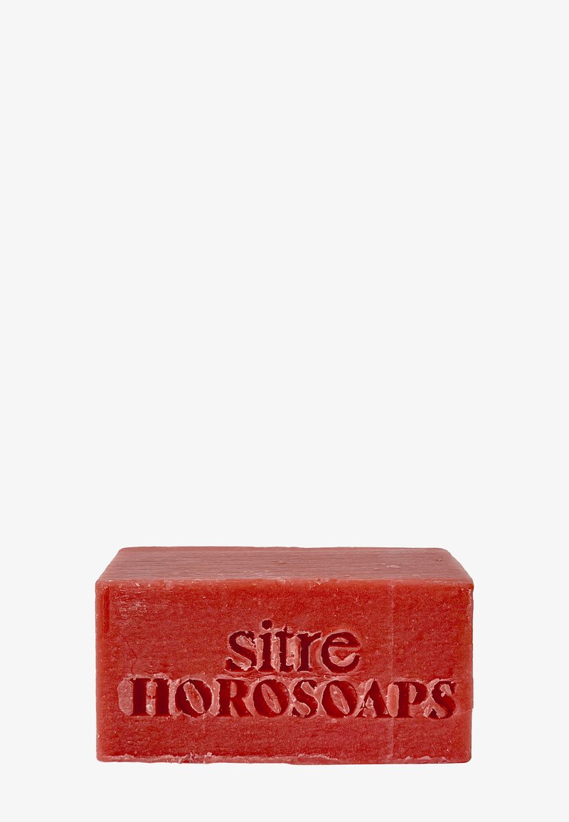 Barre de savon solide rectangulaire rouge avec texte en relief "sitre MOROSOAPS" sur un côté, sur fond blanc uni.