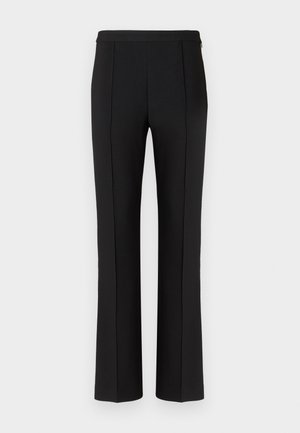 Pantalones negros a medida con una textura suave, que presentan un corte de pierna recta, pliegues frontales centrados y un diseño de cintura minimalista.