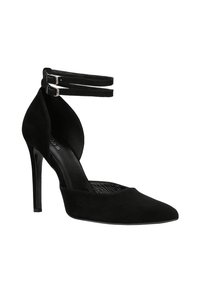 Černá semišová vysoká podpatková bota s špičatou špičkou, nártními pásky se sponkovými detaily a hladkým vnitřním podšívkou.