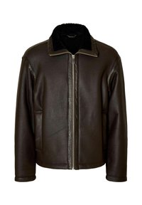 Brun läderjacka med dragkedja, en mjuk svart krage, två sidofickor och en strukturerad yta på kroppen.