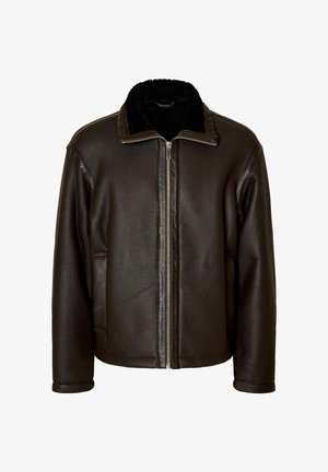 Smeđa kožna jakna s patentnim zatvaračem, mekanim crnim ovratnikom, dva bočna džepa i teksturiranom završnom obradom na tijelu.
