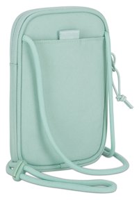 Malá křivka zelená kabelka přes rameno s přední kapsou a nastavitelním popruhem, vyrobená z texturované látky.