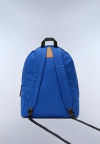 Sac à dos en tissu bleu avec des bretelles noires, une poignée sur le dessus et un accent beige à l'arrière. Il dispose de poches latérales et d'une texture lisse.