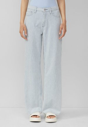 Helle blaue, weit geschnittene Streifen-Jeans aus Denim mit hoher Taille, Fronttaschen und Knopfverschluss. Glatte Textur und gerader Schnitt.