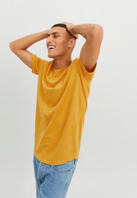Jack & Jones EBASHER O-NECK SS - Basic T-shirt - honey gold