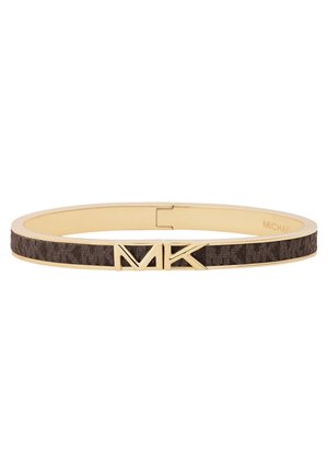 Bracelet jonc doré et marron avec tissu marron foncé présentant un motif répétitif "MK" et fermoir logo "MK" doré au centre.