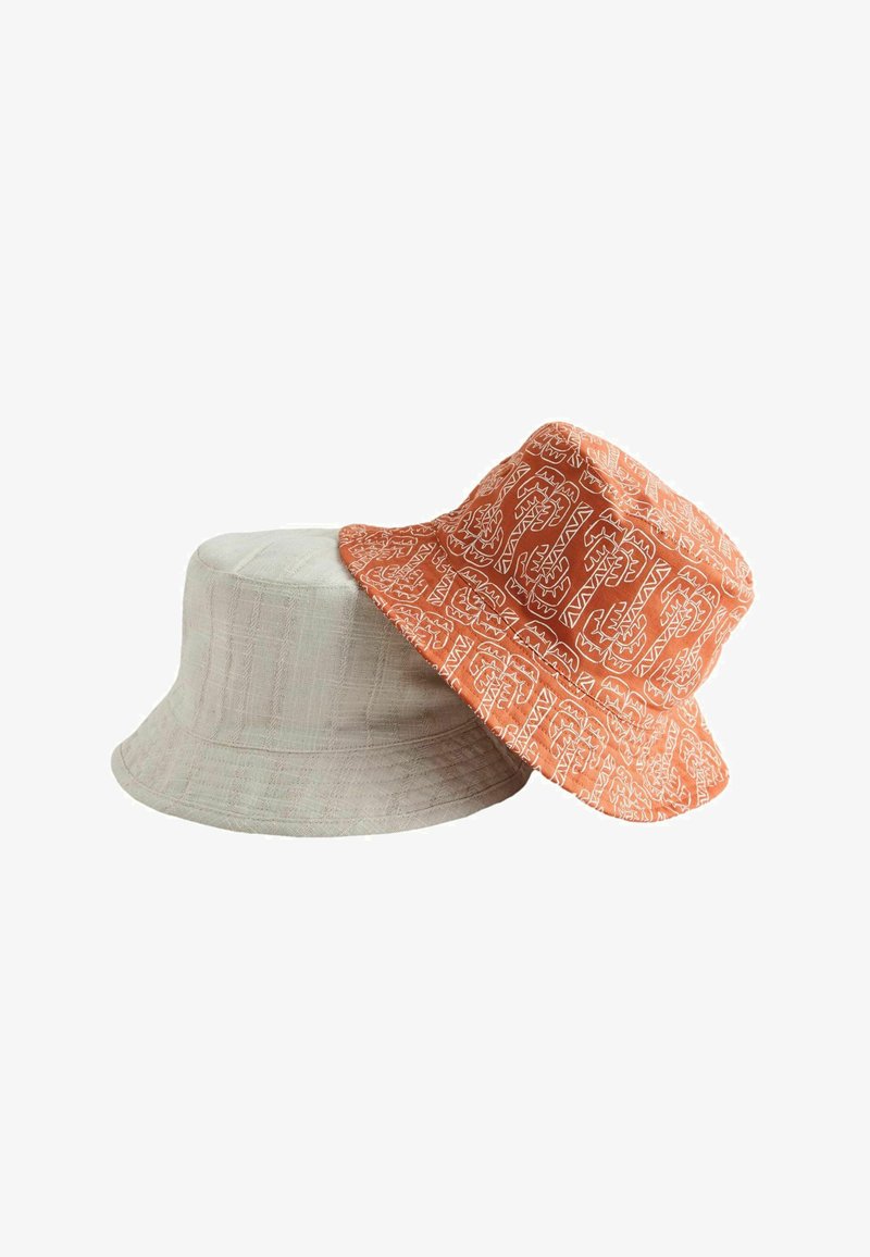 Deux bob empilés ; un beige uni et un orange avec des motifs géométriques blancs sur un fond blanc.