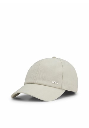 Lysegrå baseballkasket med buet skygge og lille metal "BOSS" logo på frontpanelet, vist mod hvid baggrund.
