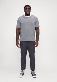 Tommy Hilfiger ESSENTIAL SOLID TEE - Basic T-shirt - white/desert sky
