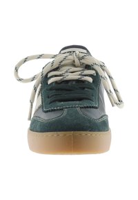 Sneaker in camoscio e pelle verde con lacci crema, suola in gomma robusta e punta rinforzata. Presenta cuciture a contrasto e una silhouette classica.