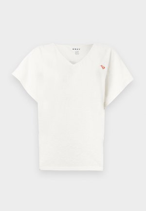 Hvit T-skjorte med korte ermer og V-hals, med liten rød hjerte-logo på øvre venstre bryst, brettet flatt på lys grå bakgrunn.