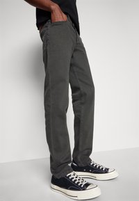 Diesel Vaqueros tapered - black