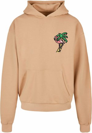 Beige hoodie med framficka, ribbade ärmslut och nederkant. Har en rosa flamingo som lutar sig mot ett grönt palmträd på vänster bröst.