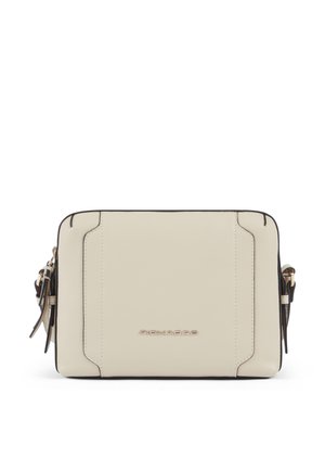 Rechthoekige, roomkleurige lederen crossbodytas met zwarte randen, verstelbare bandjes en een zilveren merklogo centraal aan de voorkant.