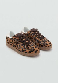 Smeđi tenisice s uzorkom leoparda i crnim detaljima, gornji dio od tkanine, bijeli podstavljeni rub, i tamnosmeđi vezice. Gumeni potplat, nizak dizajn.