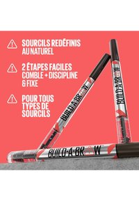 Produit Build-A-Brow avec trois applicateurs, présentant des tubes transparents, des embouts noirs et des accents rouges sur un fond rose.