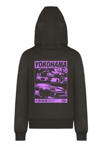 Sort hoodie med et lilla grafisk print af to biler og teksten "YOKOHAMA". Materialet har en glat tekstur, med en hætte med snor og ribbede manchetter.