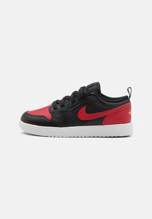 Schwarzer und roter Sportschuh mit einem glatten Lederobermaterial, ausgestattet mit einer weißen Gummisohle, runden Schnürsenkeln und einem Logoakzent an der Seite.