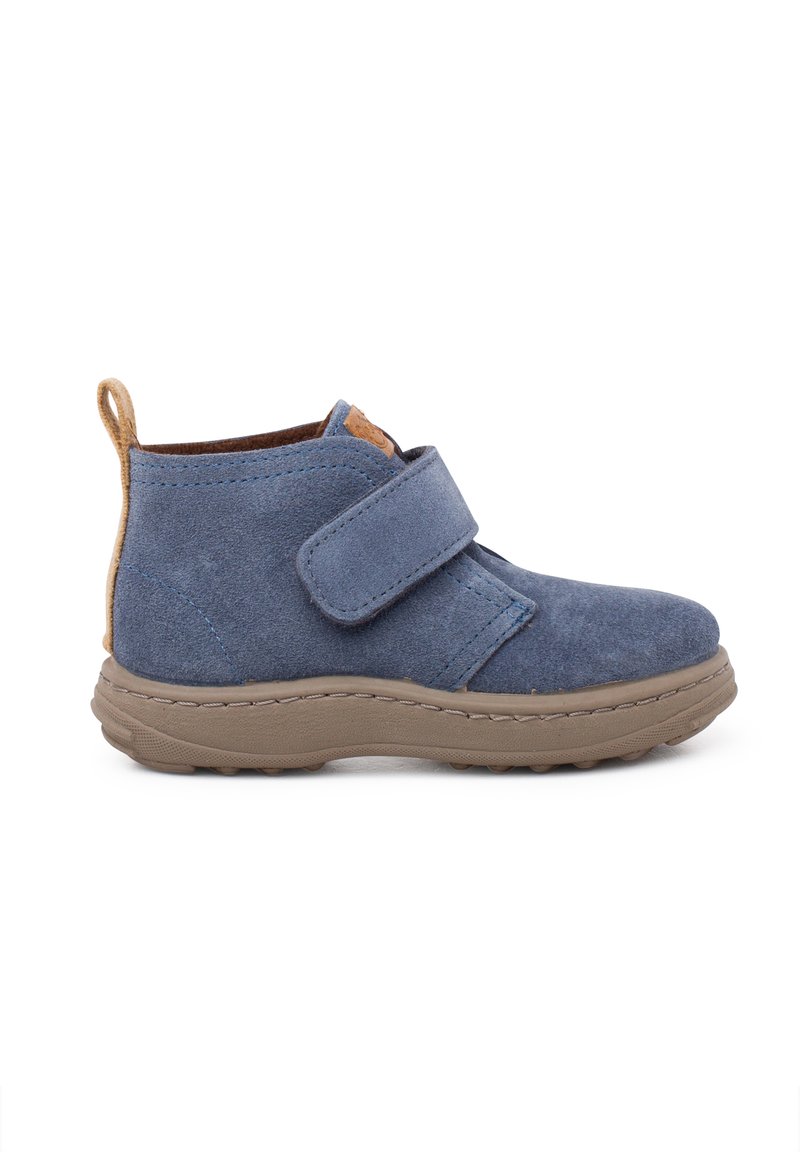 Stivaletti blu in suede con una cinghia a strappo, accentuati da un tacco color cammello e una suola in gomma con battistrada testurizzato per una presa migliore.