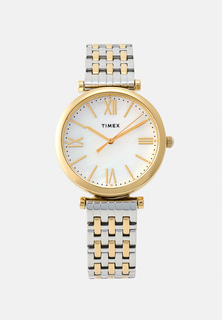 Zegarek metalowy Timex z złotymi akcentami, okrągłą tarczą z masy perłowej, znacznikami w postaci cyfr rzymskich oraz dwukolorowym stalowym paskiem.