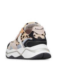 Sneakers in pelle con una combinazione di stampa leopardata, beige chiaro, grigio e texture nere, dotati di una suola bianca chunky e dettagli metallici.