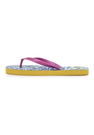 Sandalia tipo chancla con suela amarilla, plantilla con patrón ondulado azul y blanco, y tira morada entre los dedos.