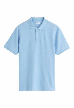 Hele sinine lühikeste varrukatega polo särgiga, krae, kahe nupuga plang, soonikkoes varrukaservad valgel taustal.