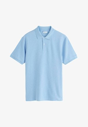 Hellblaues kurzärmliges Poloshirt mit Kragen, Zwei-Knopf-Leiste und gerippten Ärmelbündchen vor weißem Hintergrund.