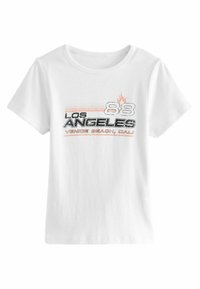 Valkoinen puuvillapaita, jossa on painettu kuvio, jossa lukee "LOS ANGELES", "88" ja "VENICE BEACH, CALI" mustalla, oranssilla ja punaisella värillä. Lyhyet hihat.