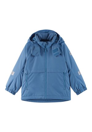 Giacca impermeabile azzurro chiaro con cappuccio, frontale con zip, polsini elasticizzati, due tasche frontali e dettagli riflettenti sulle spalle e sulle maniche.