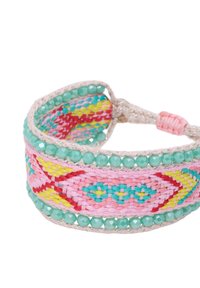Pulsera tejida colorida con patrones en rosa, amarillo y azul, acentuada con cuentas verde claro y hilo plateado a lo largo de los bordes.