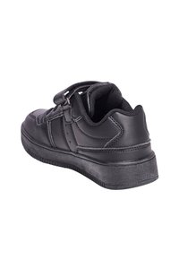 Schwarzer Ledersneaker mit gepolstertem Schaft, Klettverschluss, strukturiertem Gummisohle und dezenten Nähdetails im Obermaterial.