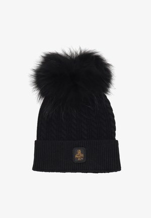 Berretto lavorato a maglia nero con un motivo a treccia testurizzato, caratterizzato da un grande pompon in pelliccia sintetica nera sulla sommità e una patch brandizzata sul bordo.