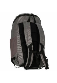 Mochila gris con tela texturizada, respaldo de malla acolchada, correas ajustables y acentos negros. Cierre de cremallera en la parte superior, diseño bien estructurado.