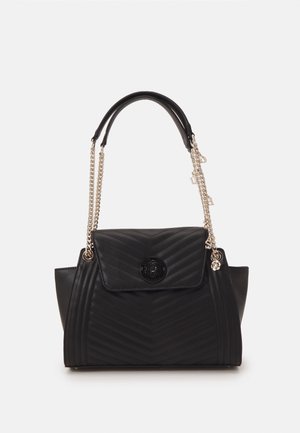 Czarna pikowana torebka z klapą, złotym łańcuszkiem i podwójnymi skórzanymi uchwytami, ozdobnymi zawieszkami oraz guzikiem w kształcie kwiatu.