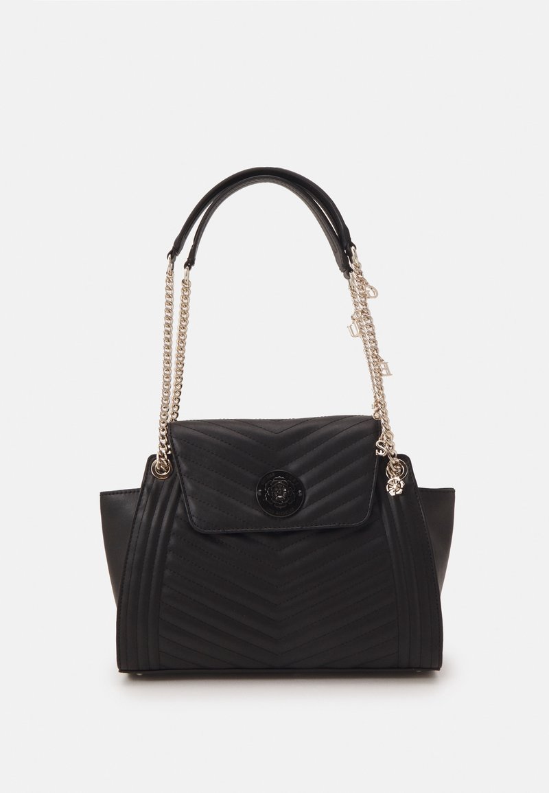 Sac à main noir matelassé avec fermeture à rabat, chaîne dorée et doubles poignées en cuir, breloques décoratives et bouton en forme de fleur.