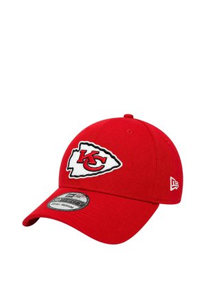 Rote Baseballkappe mit Kansas City Chiefs Logo und New Era Markenemblem an der Seite sowie Größenaufkleber auf dem Schirm.