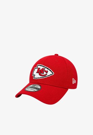 Czerwona czapka z daszkiem z logo Kansas City Chiefs i emblematem marki New Era po boku oraz naklejką z rozmiarem na daszku.