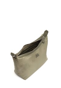 Maslinastozelena torbica s glatkom teksturom i zatvaračem na zip. Ima srebrni logo kao naglasak i odvojivi remen. Unutrašnjost podstavljena tkaninom.